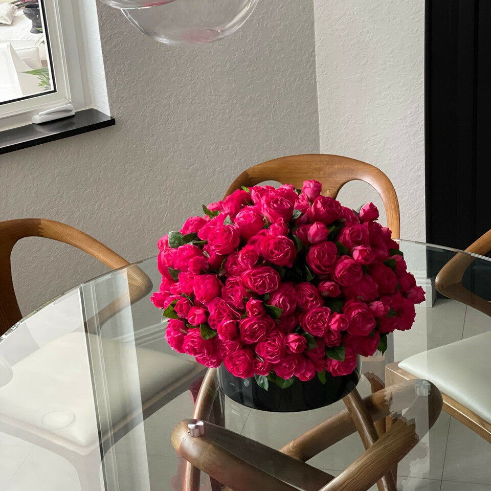 Premium Dunkelrosa englische Rosen in schwarzer Glasvase