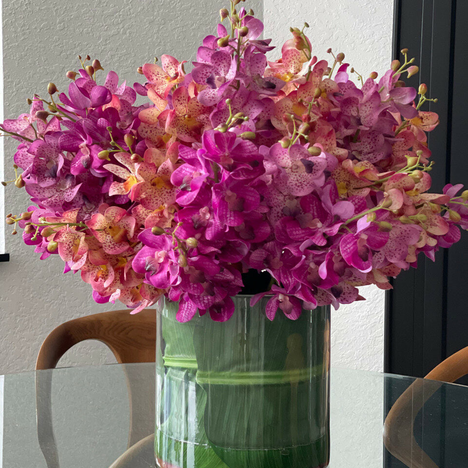 Premium Gemischte Mokara-Orchideen in großem Rota-Zylinder