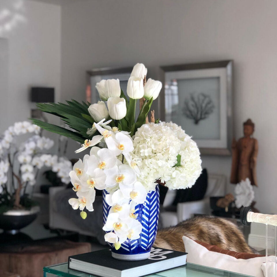 Premium Gestreifte Inka-Vase mit gemischtem Blumenstrauß