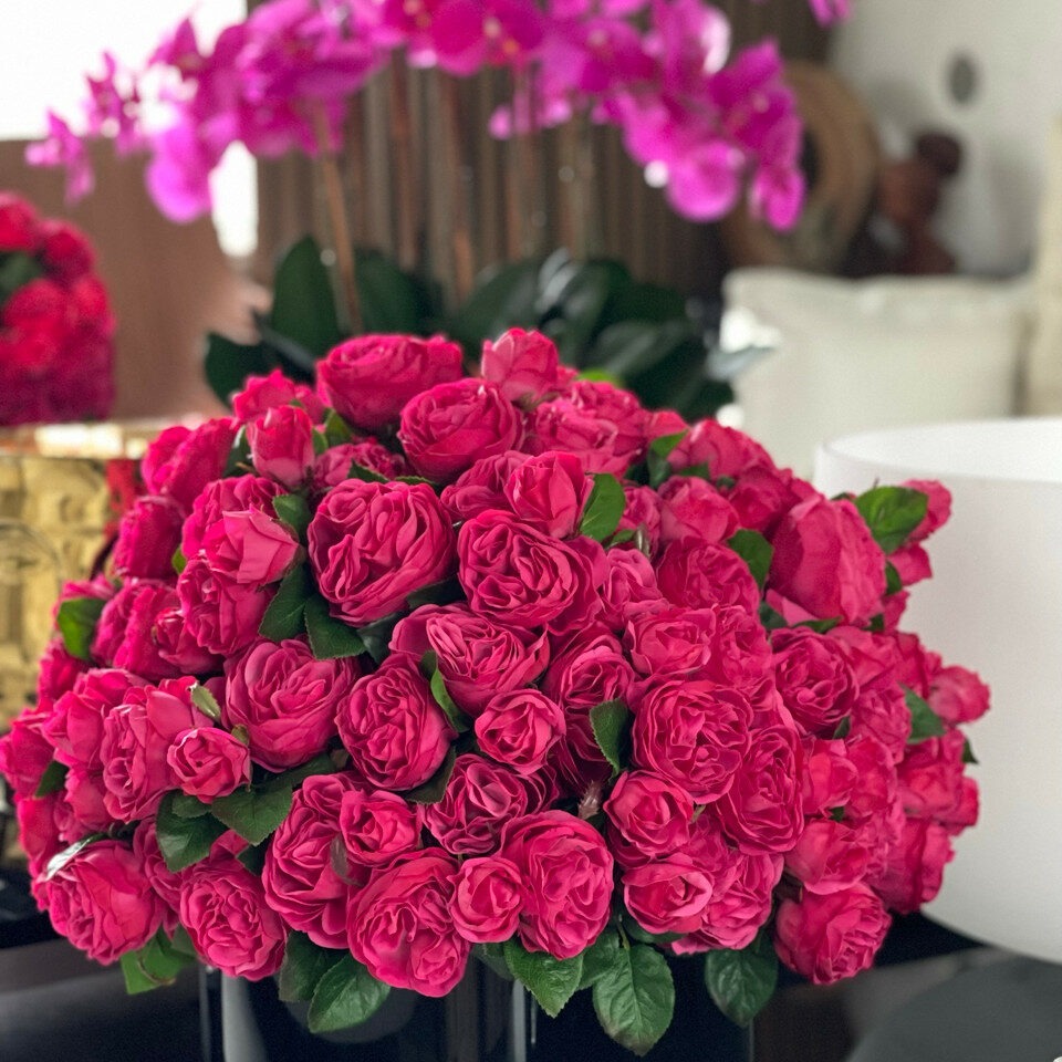 Premium Dunkelrosa englische Rosen in schwarzer Glasvase