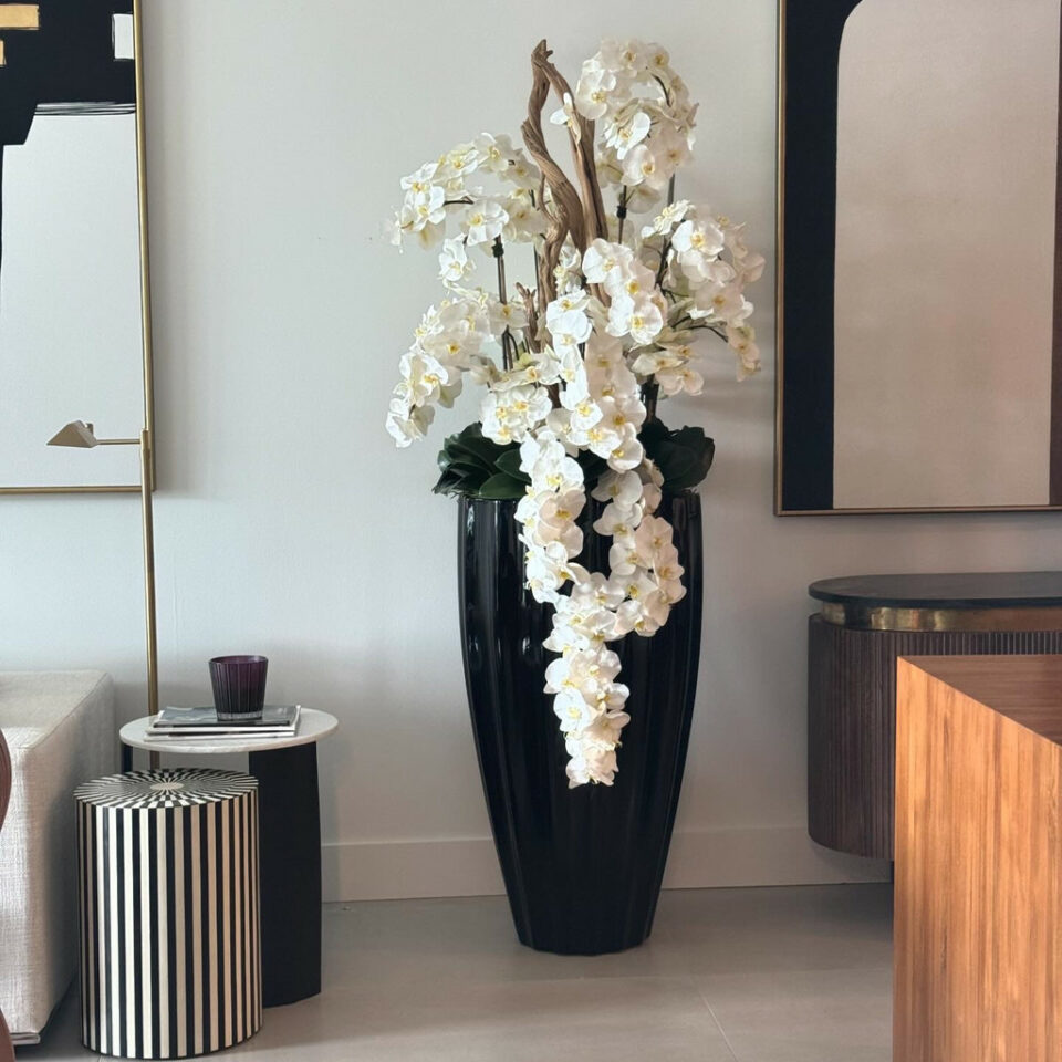 Premium San Jose Vase in glänzendem Schwarz mit hängenden gelben Orchideen