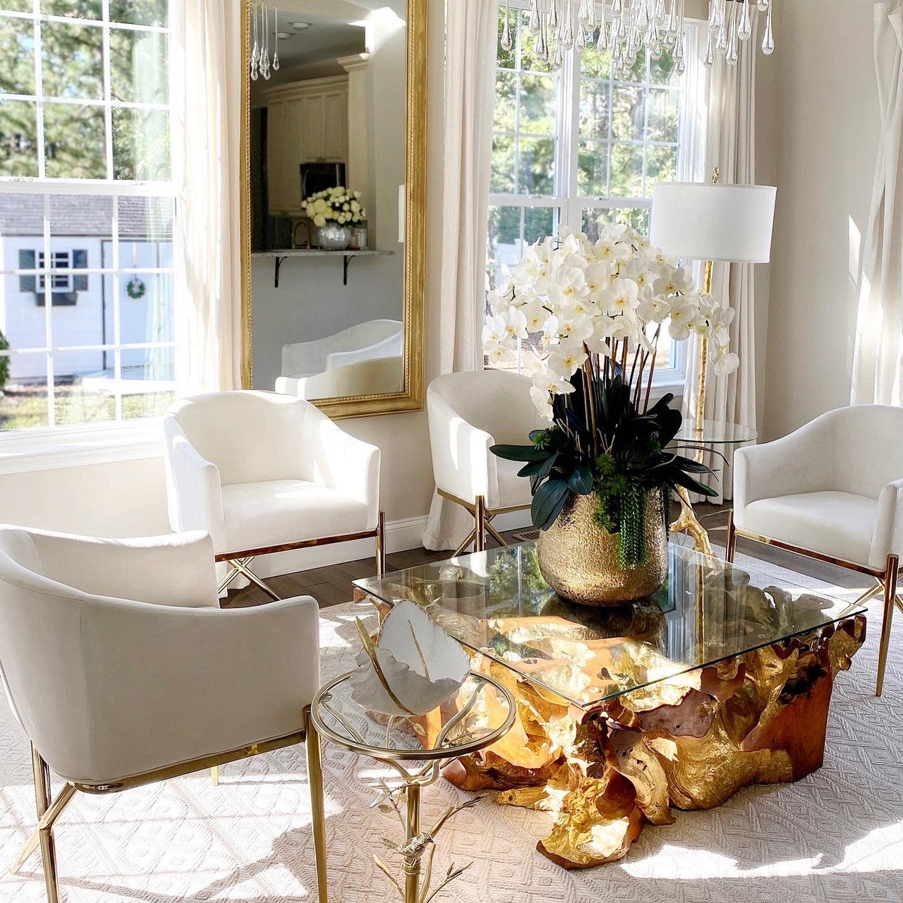 Premium Delaney-Vase in Gold mit mehreren Phalaenopsis-Orchideenstängeln und Sukkulenten