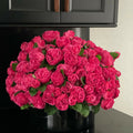 Premium Dunkelrosa englische Rosen in schwarzer Glasvase