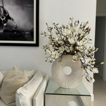 Premium Große Ewigkeitsvase mit Magnolien und Treibholz