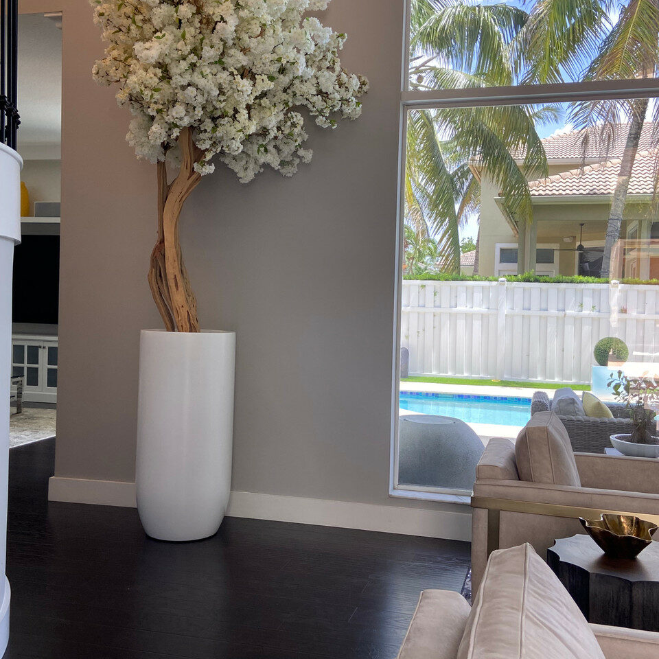 Premium Mattbeige St. Tropez Vase mit weißem Kirschblütenbaum