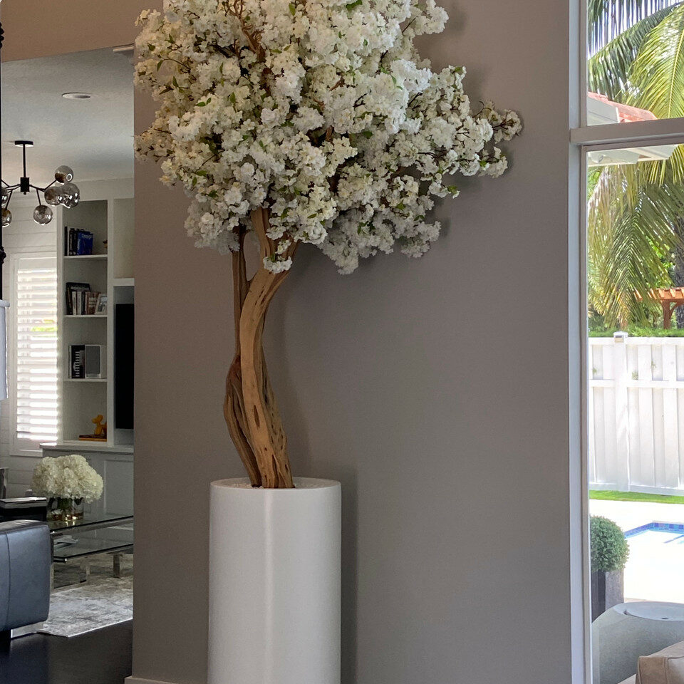 Premium Mattbeige St. Tropez Vase mit weißem Kirschblütenbaum
