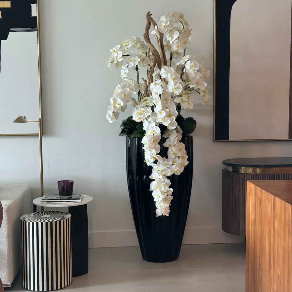 Premium San Jose Vase in glänzendem Schwarz mit hängenden gelben Orchideen