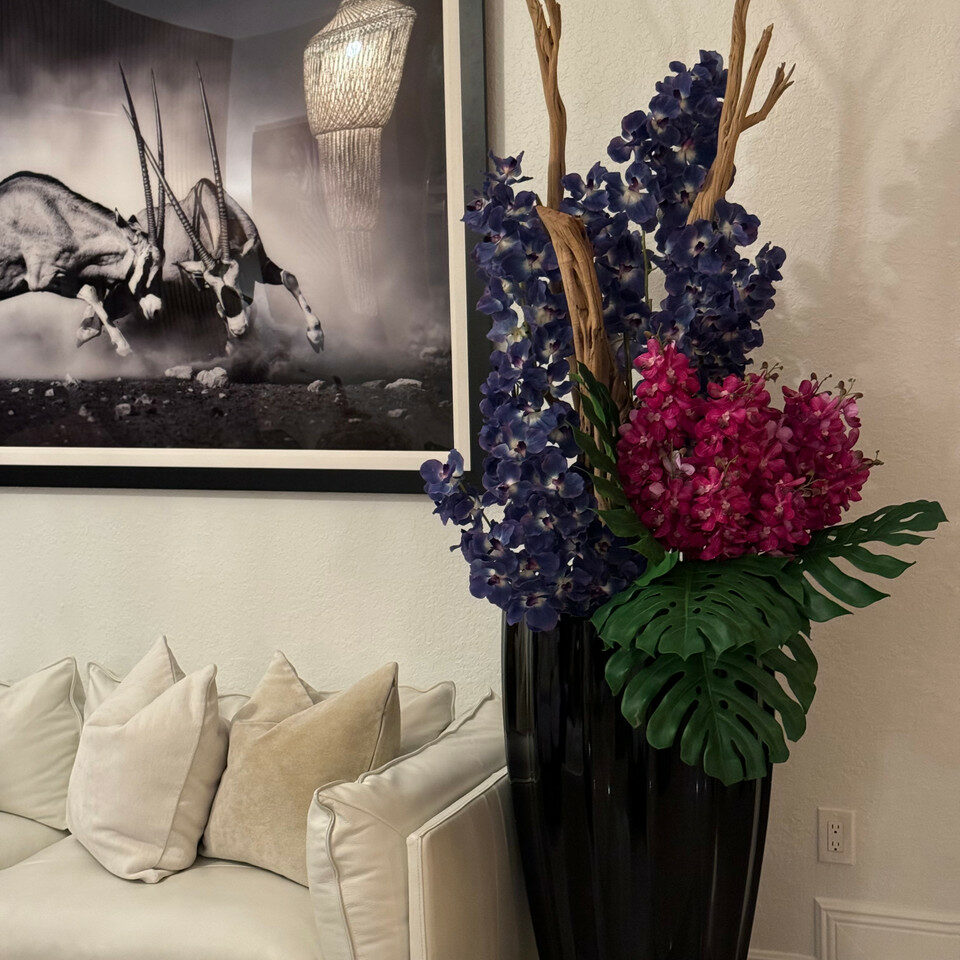 Premium San Jose Vase in Glanzschwarz mit Vanda-Orchideen