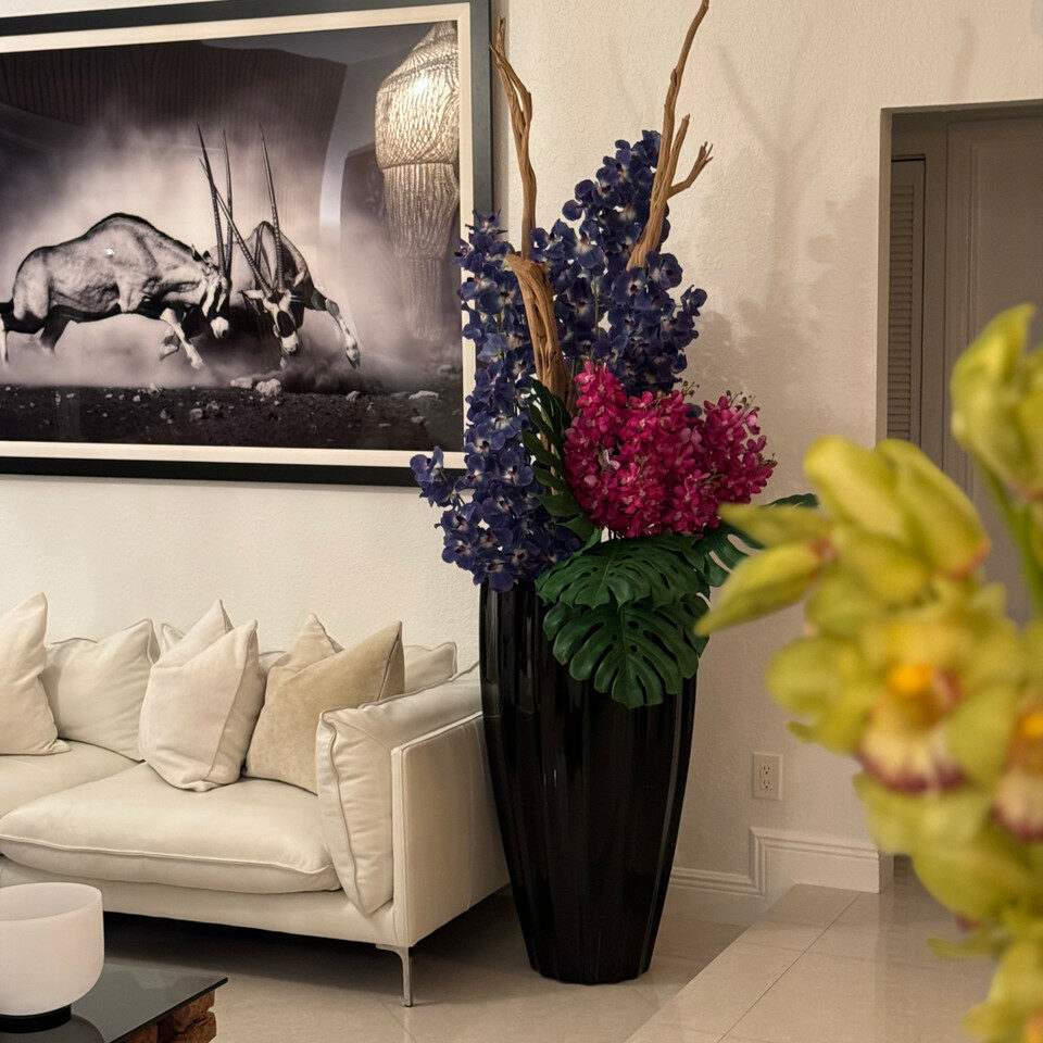 Premium San Jose Vase in Glanzschwarz mit Vanda-Orchideen
