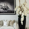 Premium San Jose Vase in glänzendem Schwarz mit hängenden gelben Orchideen