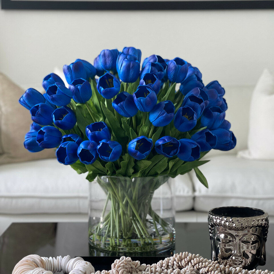 Premium Blaues Tulpenarrangement in großer Zylindervase