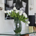 Premium Moon Vase mit weißen Tulpen
