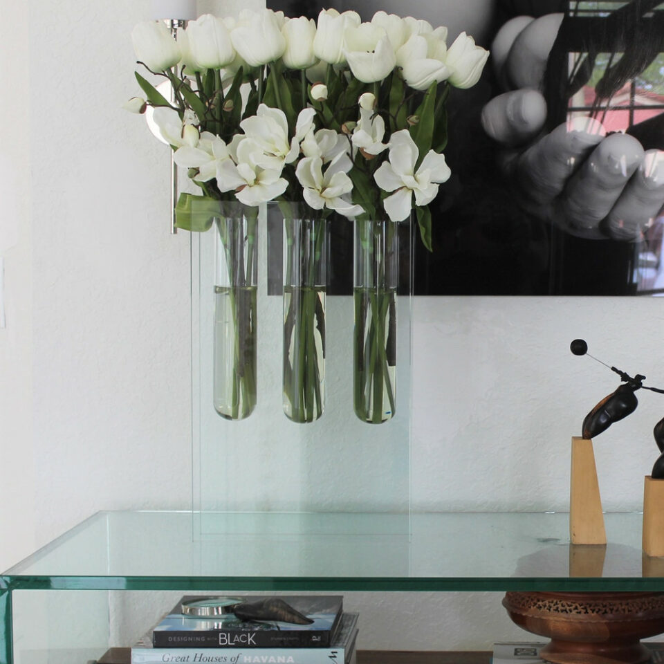 Premium Triple Vase mit weißen Tulpen