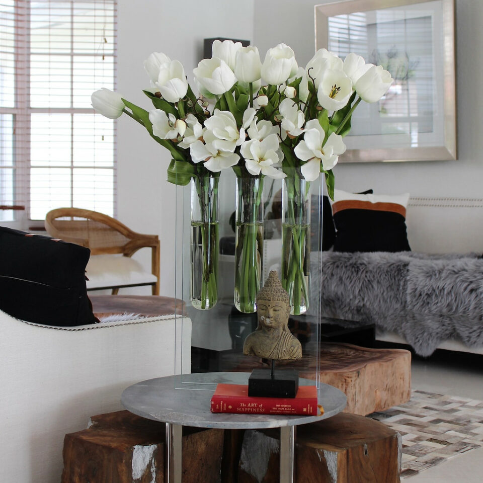 Premium Dreifache Vase mit weißen Tulpen