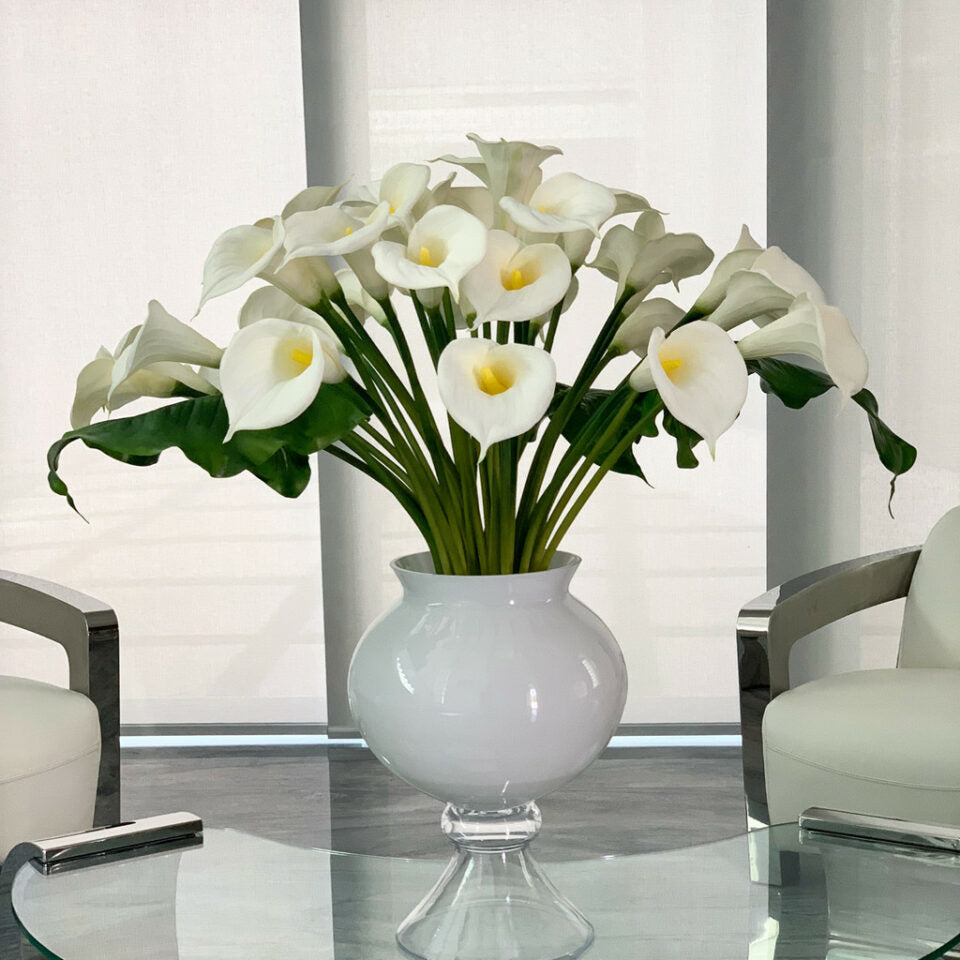 Premium Elegante Vase mit mehreren weißen Calla-Lilien