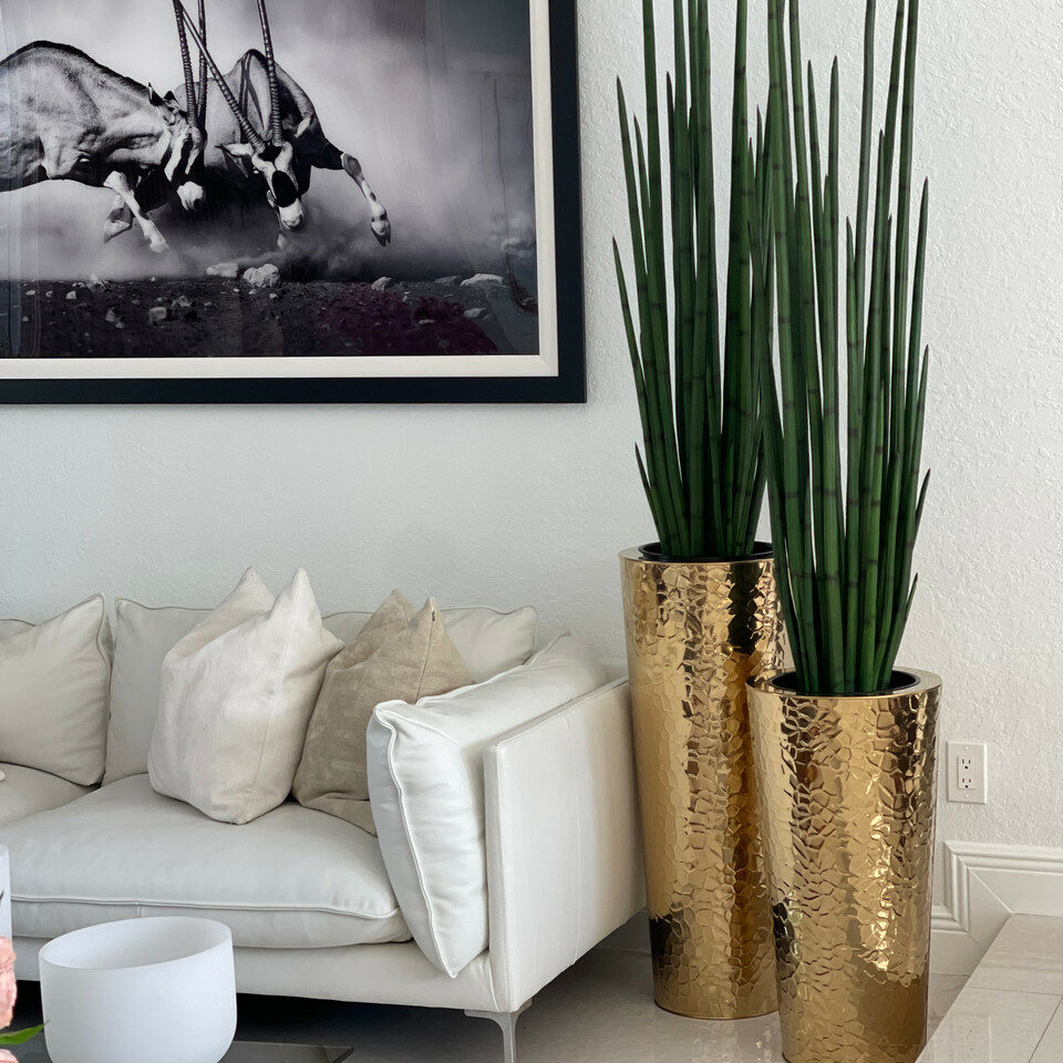 Premium Konische Vase aus goldfarbenem Edelstahl mit großem Schlangengras